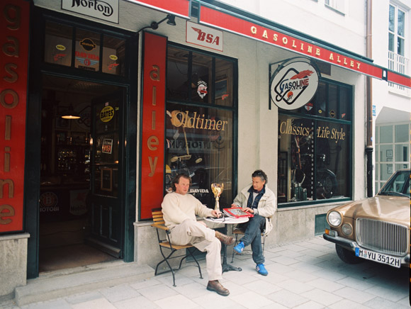 Gasoline Alley - vor dem Laden